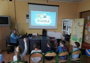 Dzieci oglądają prezentację na temat bezpiecznego Internetu.